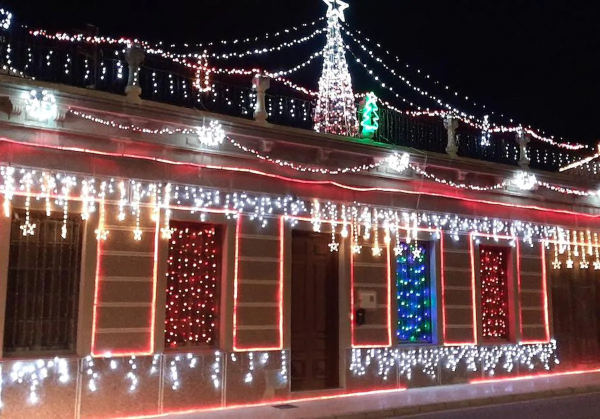 A resident of La Unión lights up his house for Christmas with more than